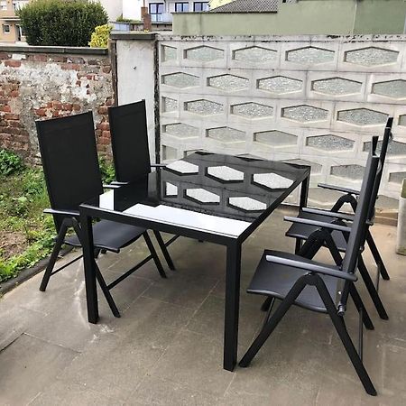 Charmante Gartenwohnung Mit Privatem Grossen Garten Кьолн Екстериор снимка