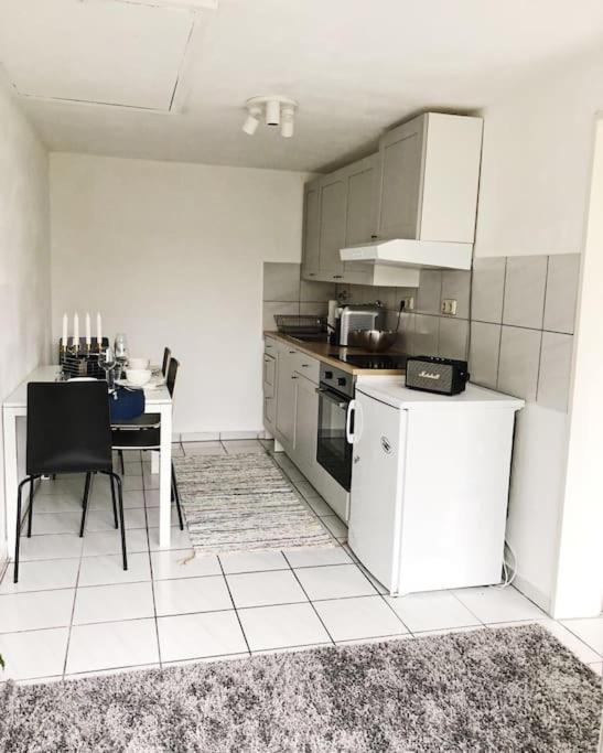 Charmante Gartenwohnung Mit Privatem Grossen Garten Кьолн Екстериор снимка